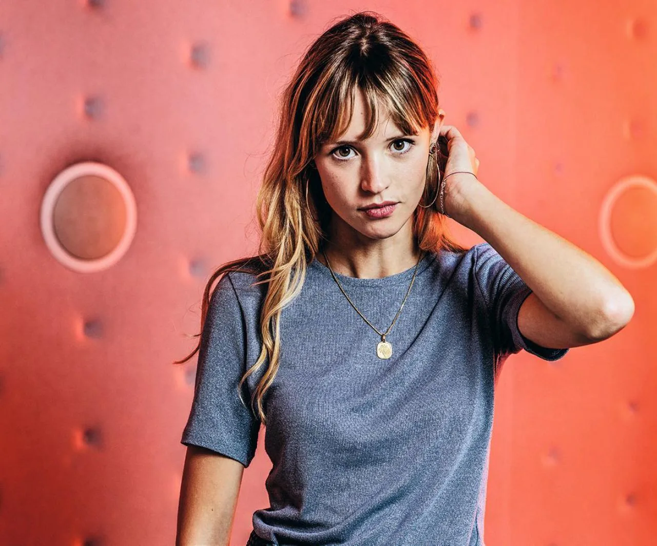 Angèle, portrait sur fond rouge