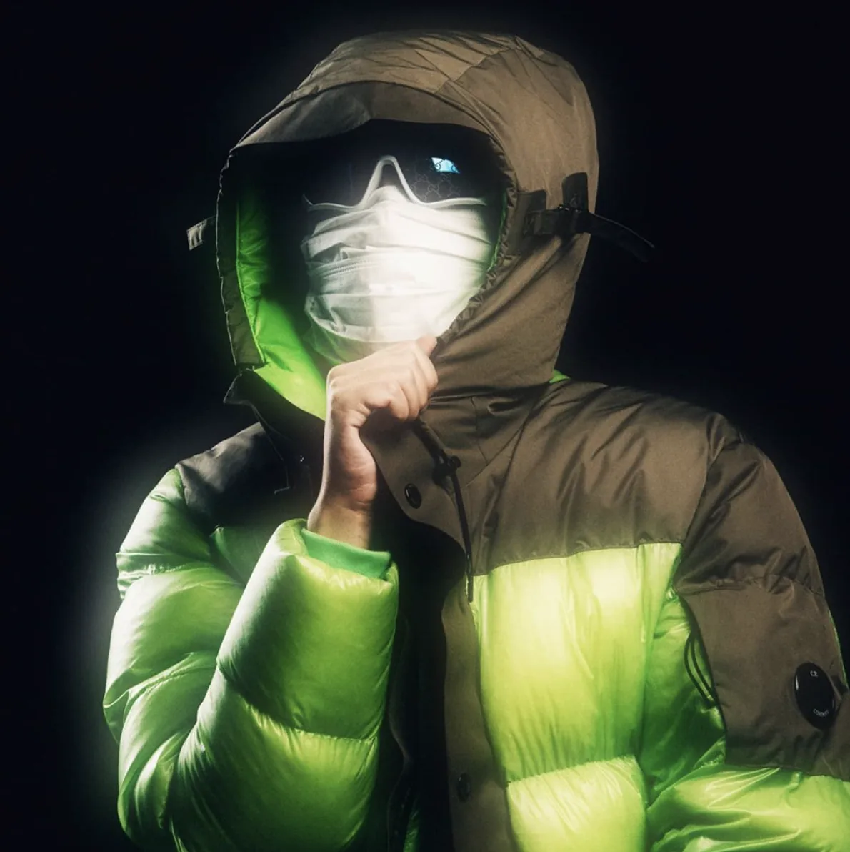 Kekra masqué en doudoune vert fluo