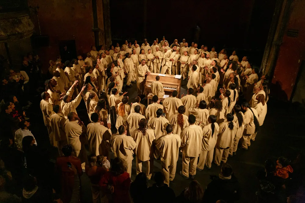 Le chœur du Sunday Service de Kanye West en concert à Paris