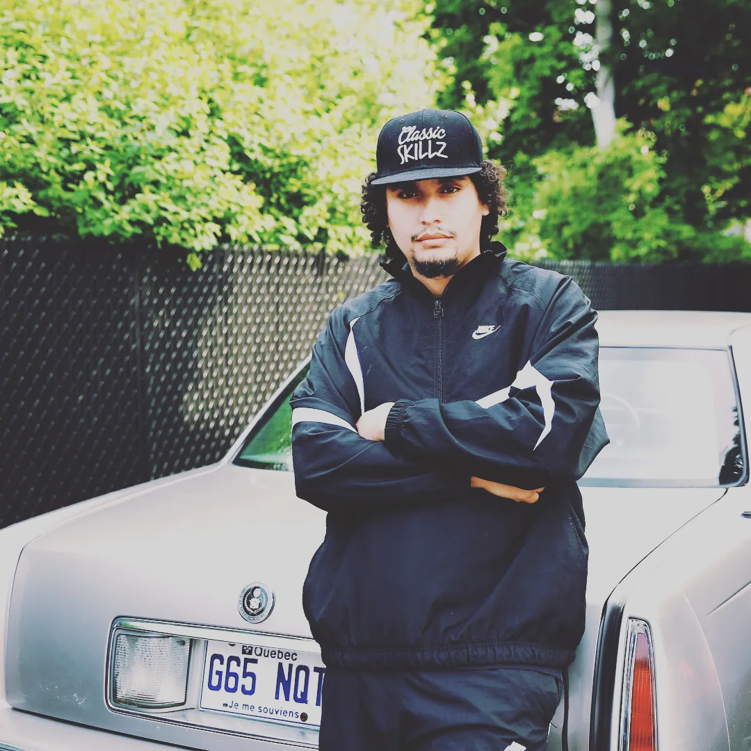 Mofak devant une Cadillac