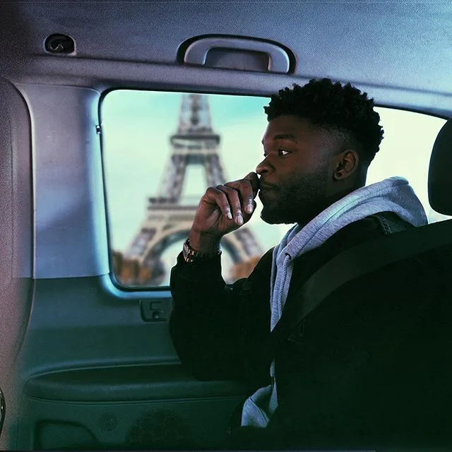 Ozhora Miyagi en voiture devant la tour Eiffel
