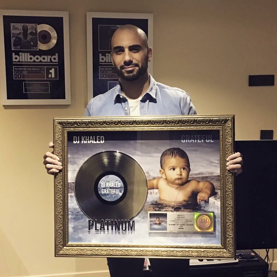 Tarik Azzouz avec un disque de platine de DJ Khaled