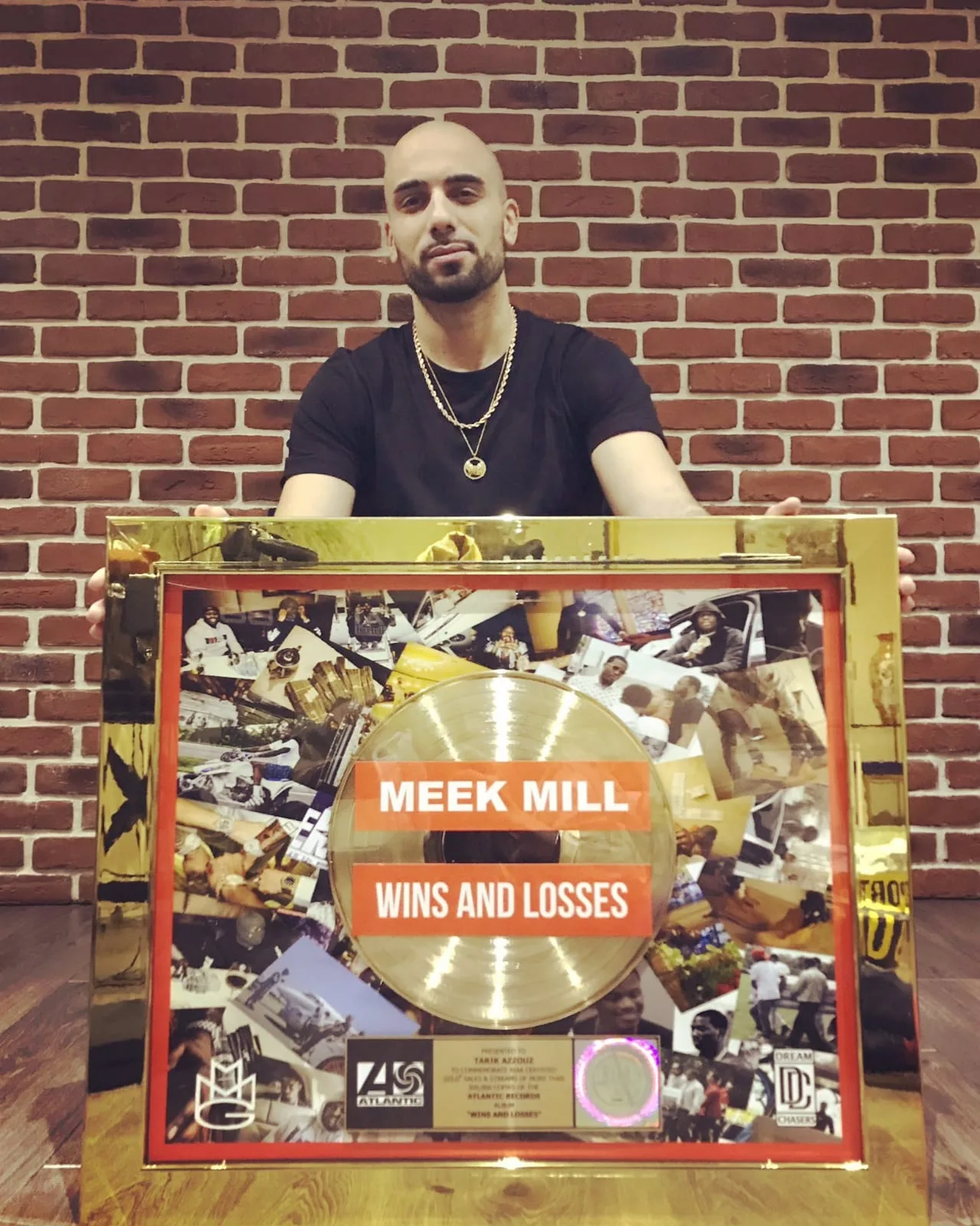 Tarik Azzouz avec un disque de platine de Meek Mill