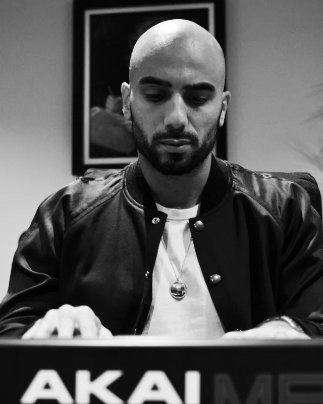 Tarik Azzouz derrière une boîte à rythmes Akai