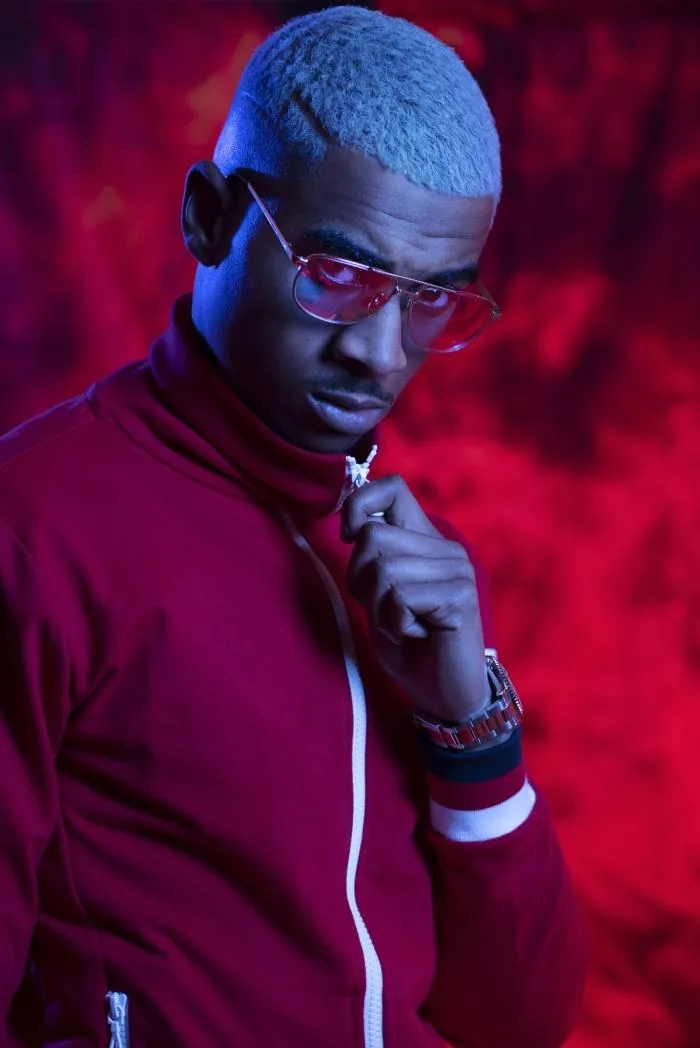 Timal en veste rouge sur fond rouge