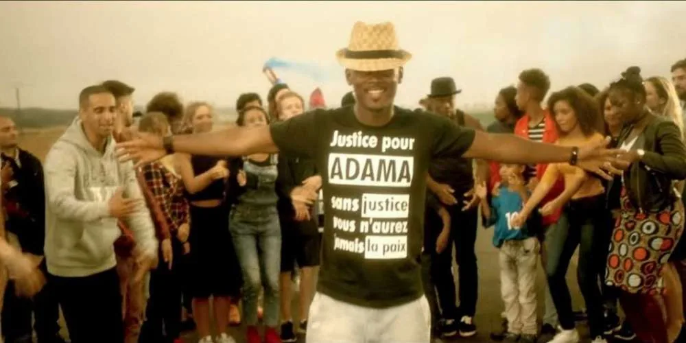 Black M dans le clip « Je suis chez moi »