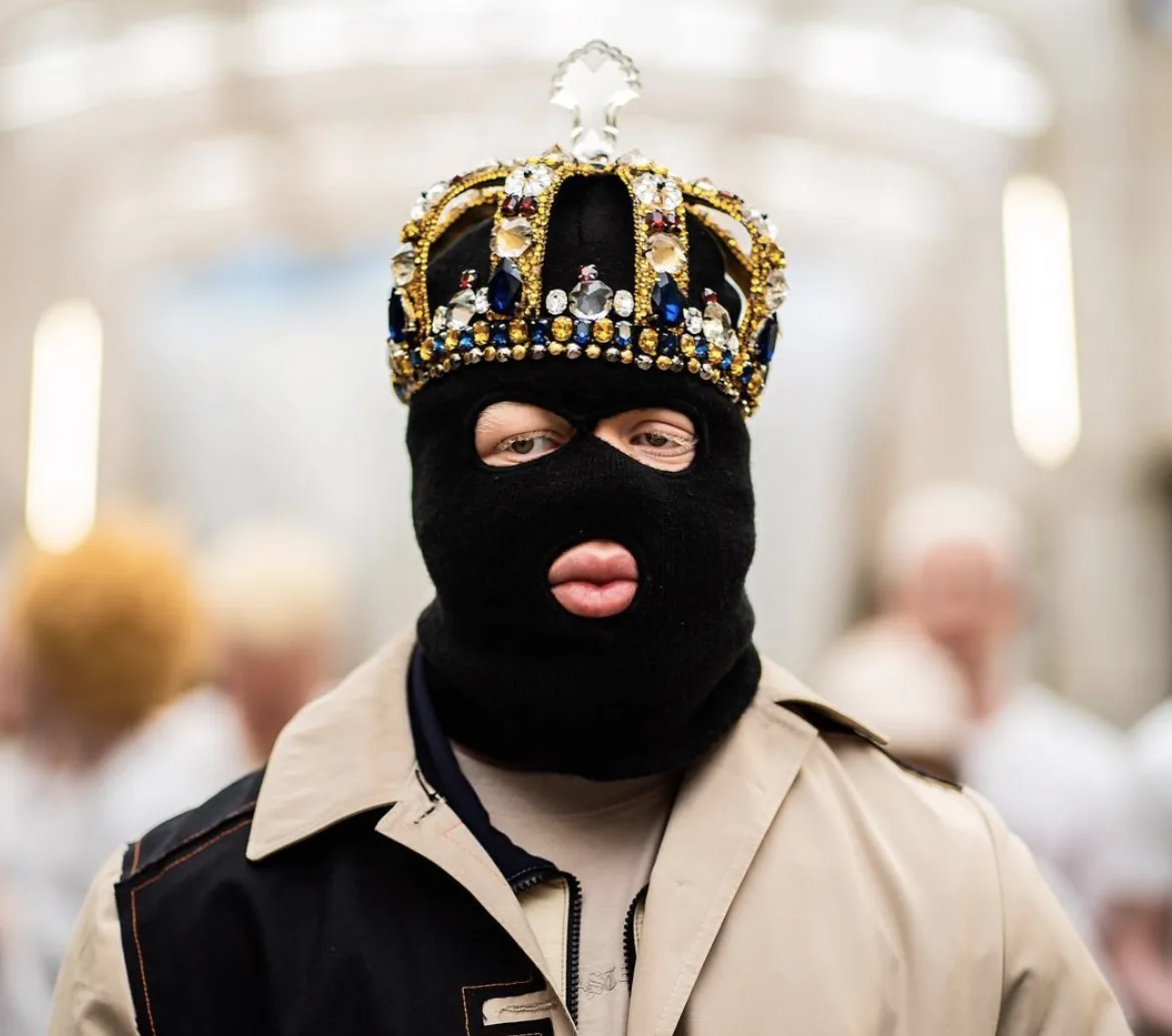 Kalash Criminel cagoulé et couronné