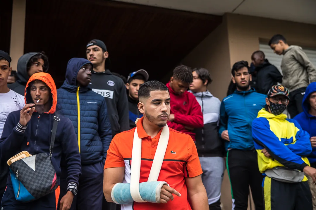 Niaks entouré de jeunes de son quartier