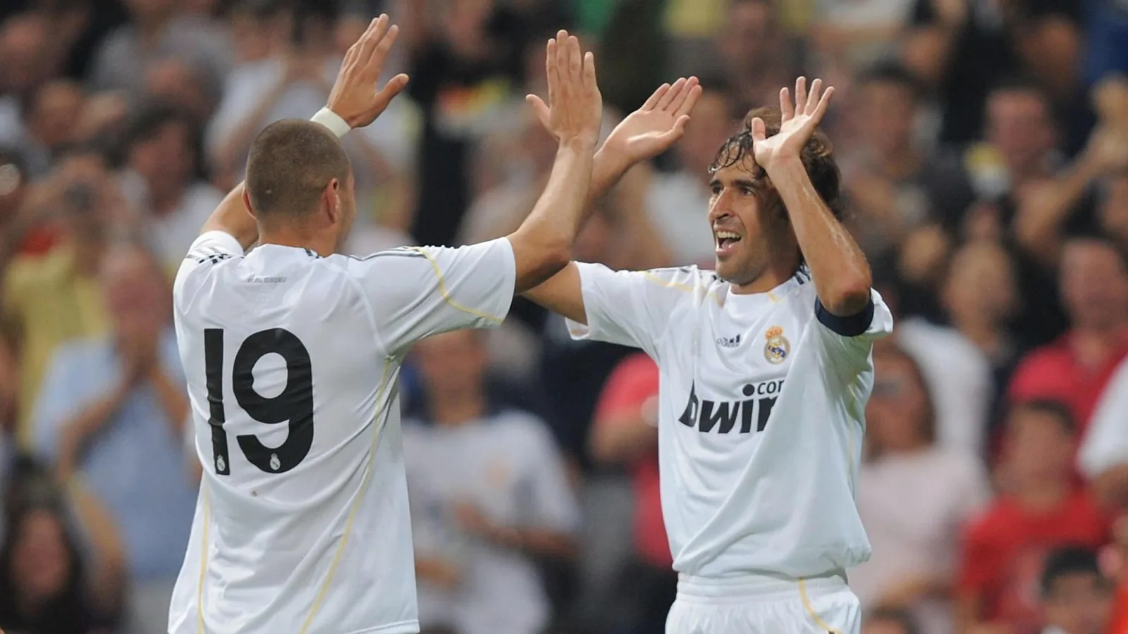 Karim Benzema et Raúl célèbrent un but avec le Real Madrid