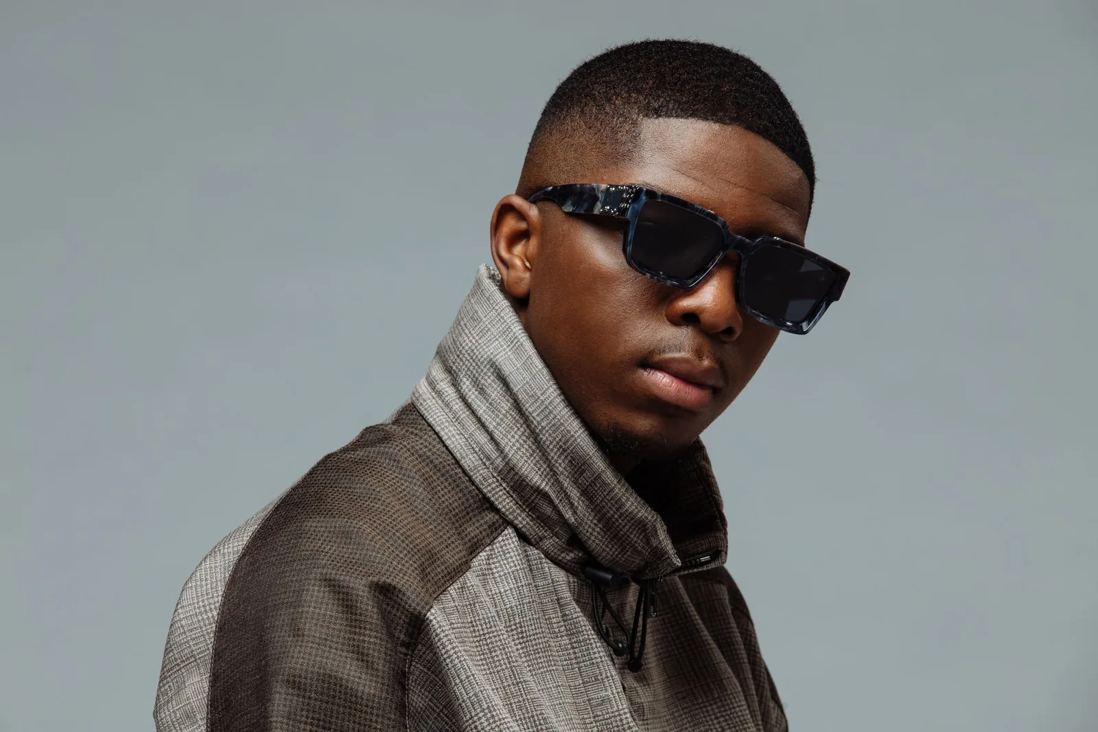 Uzi, portrait en lunettes de soleil