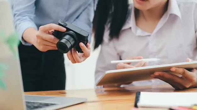 Métiers de la musique : photographe et graphiste au travail
