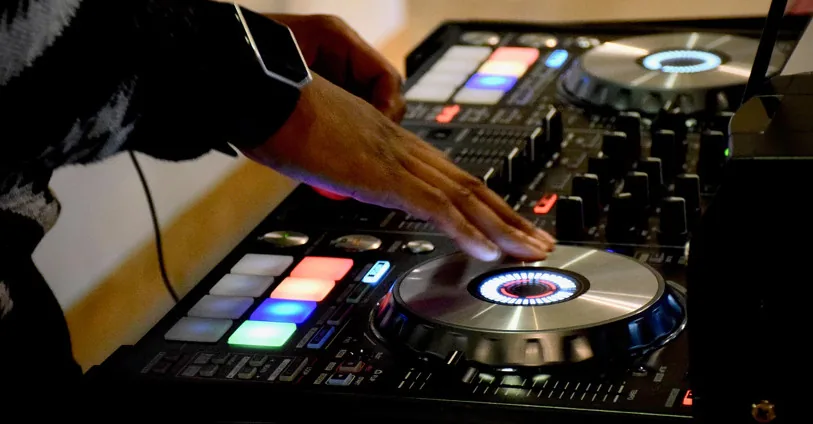Métiers de la musique : DJ aux platines