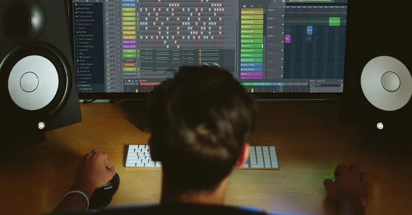 Métiers de la musique : compositeur derrière son logiciel de production