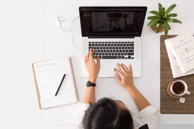Métiers de la musique : community manager devant son ordinateur