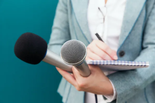 Métiers de la musique : attaché de presse avec un micro et un carnet