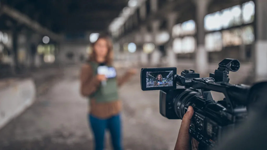 Métiers de la musique : journaliste face caméra
