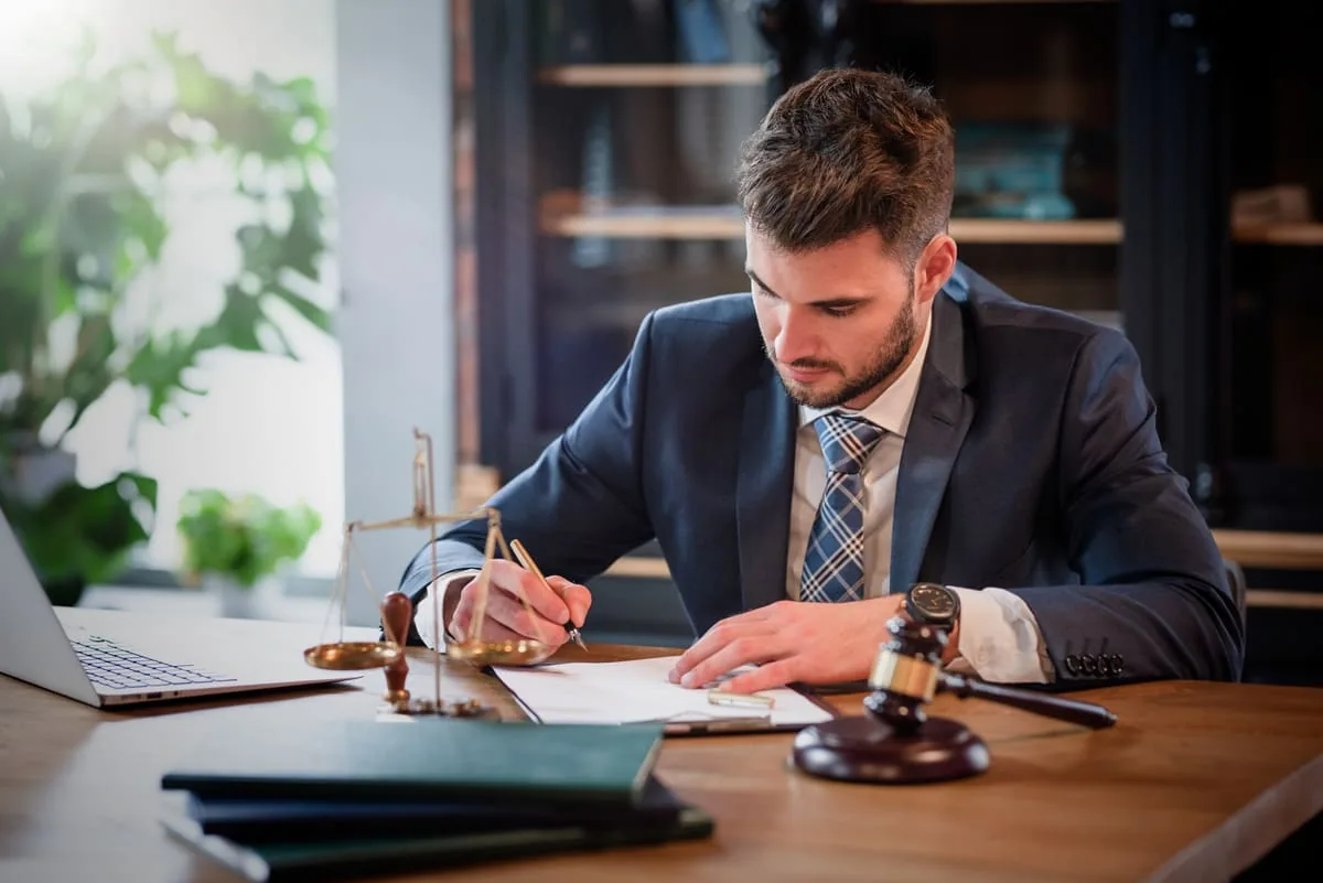 Métiers de la musique : juriste à son bureau