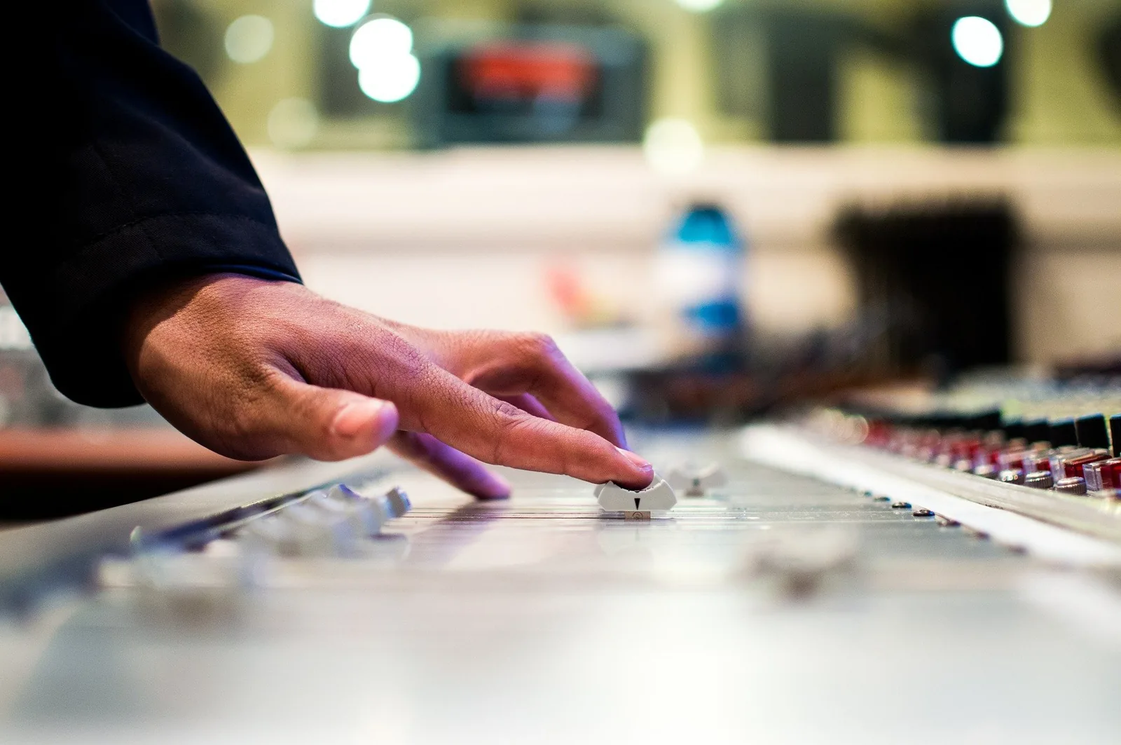 Métiers de la musique : mixeur sur une console de mixage