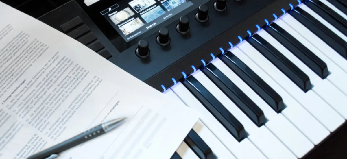 Métiers de la musique : partition et clavier d’éditeur