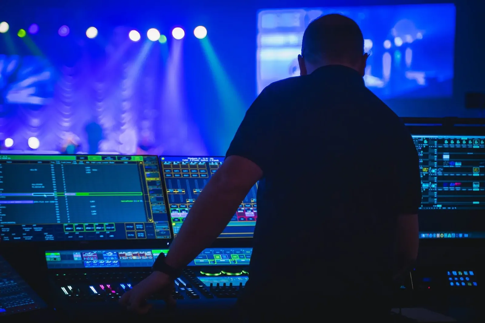 Métiers de la musique : régisseur à la console lumière d’un concert