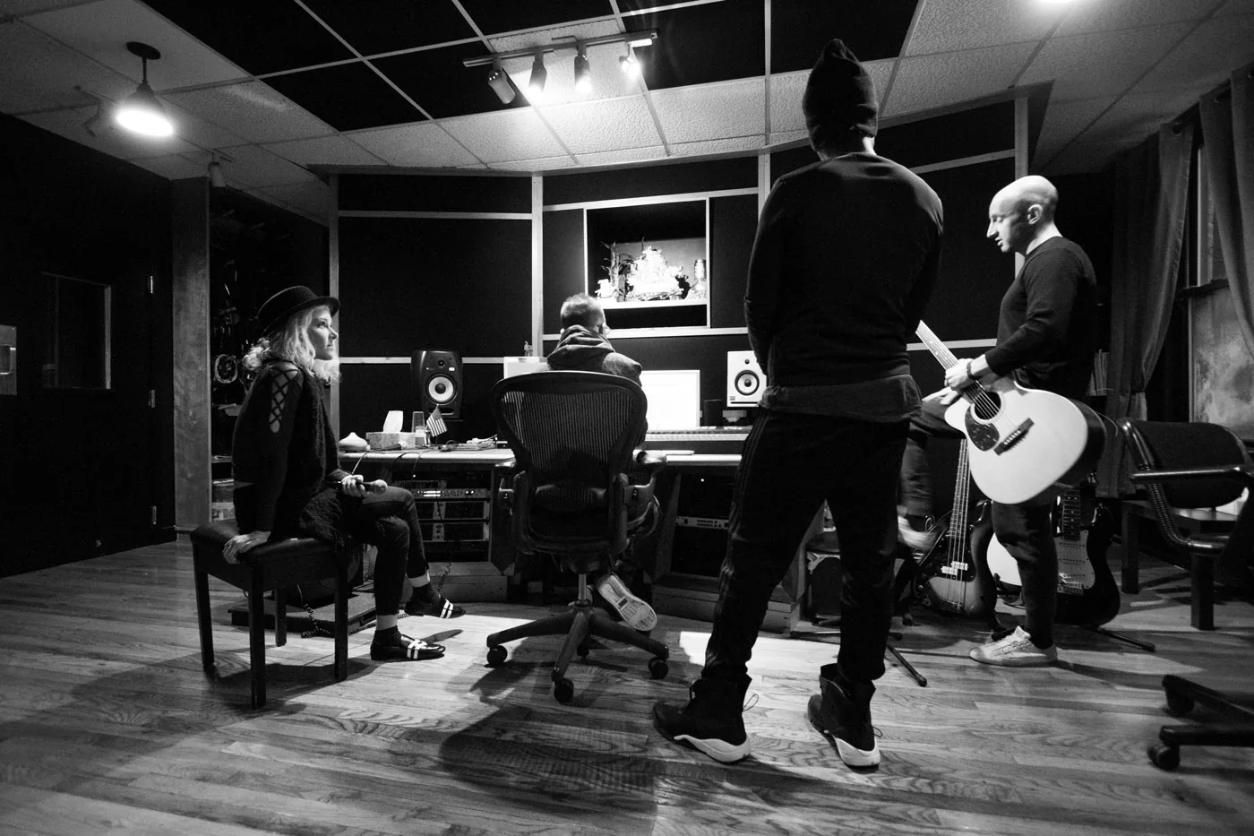 Métiers de la musique : un manager en studio avec ses artistes