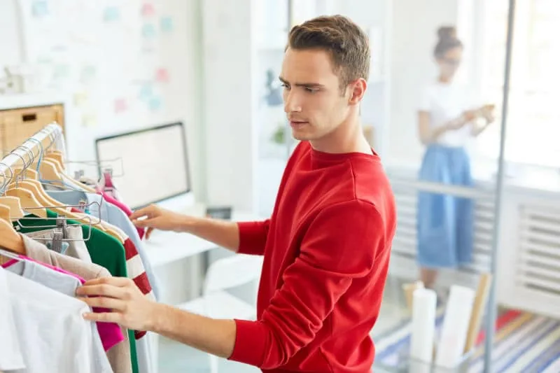 Métiers de la musique : styliste choisissant des vêtements