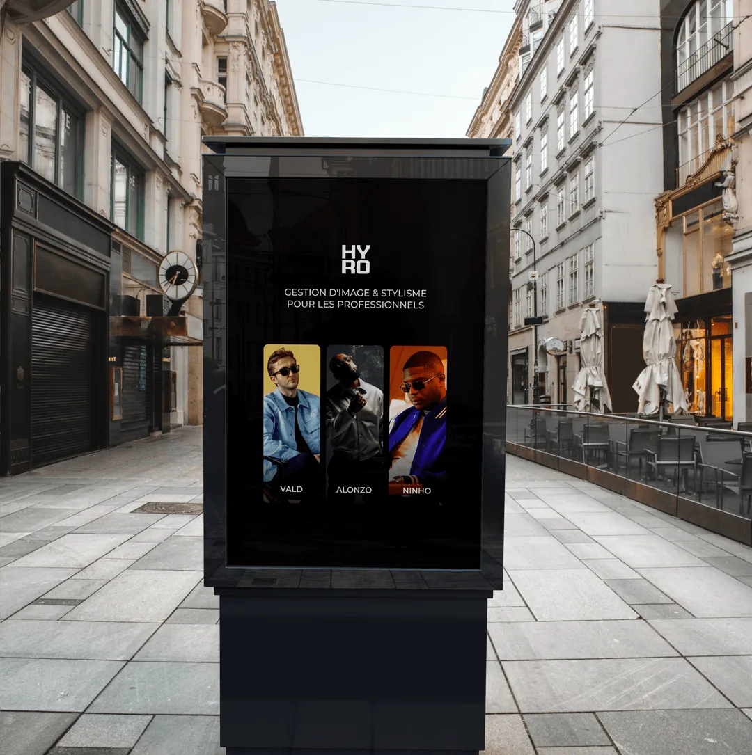 Affiche publicitaire HYRO dans la rue