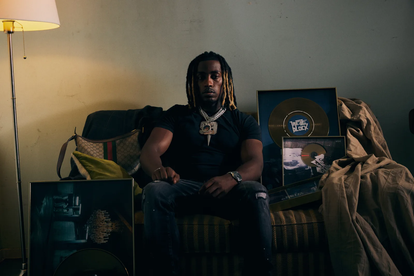 Oldpee assis dans un salon