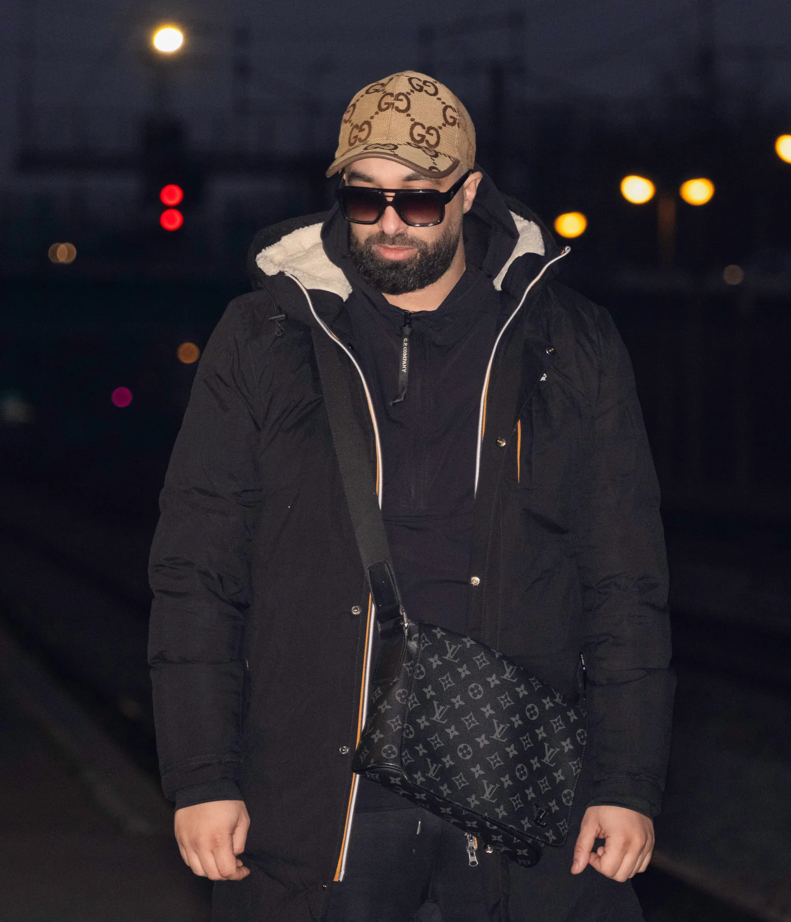 Gips en doudoune de nuit dans la rue