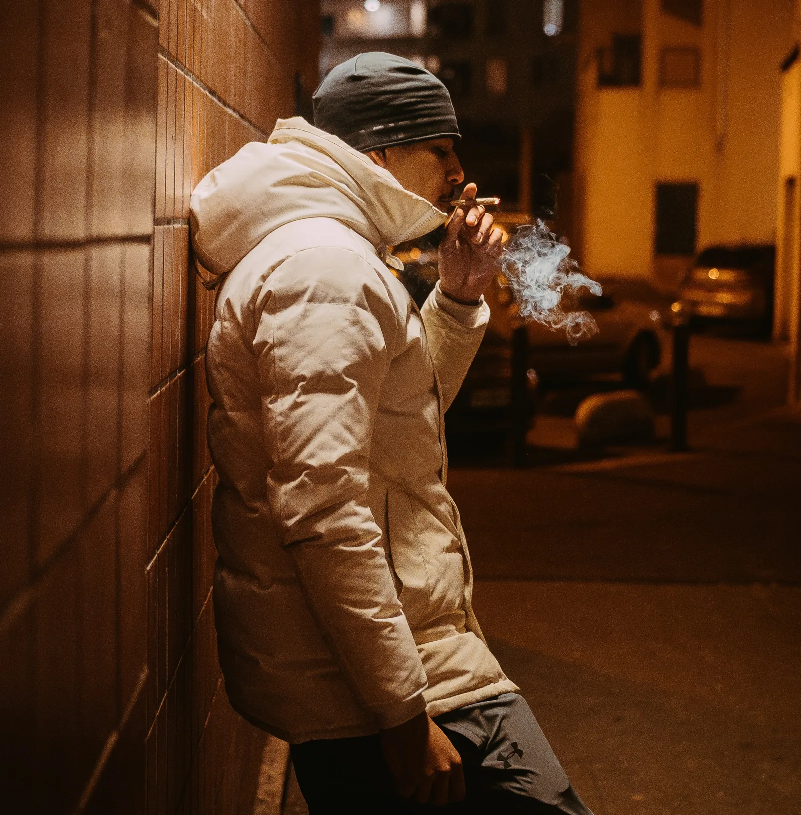 ZZ adossé à un mur la nuit
