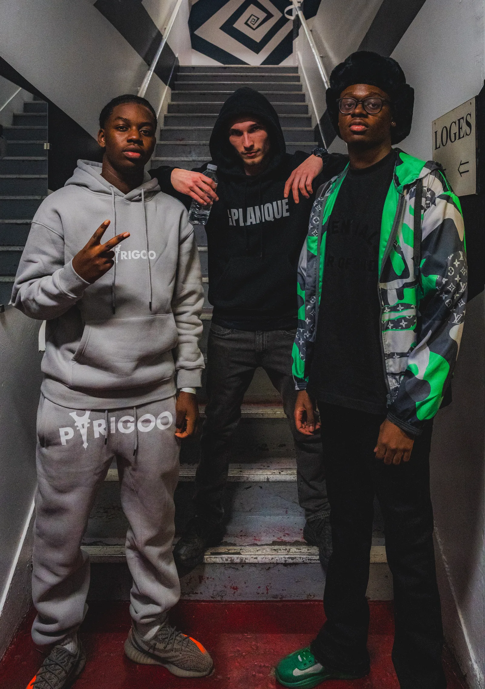 Zaaki, Vatos et CLYY dans un escalier