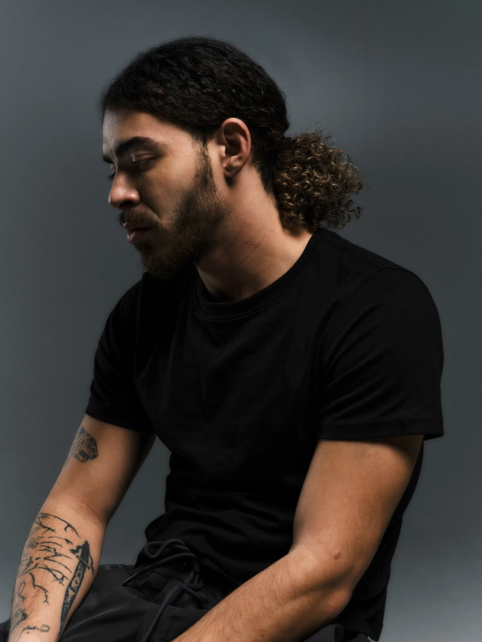 Zamdane de profil en t-shirt noir