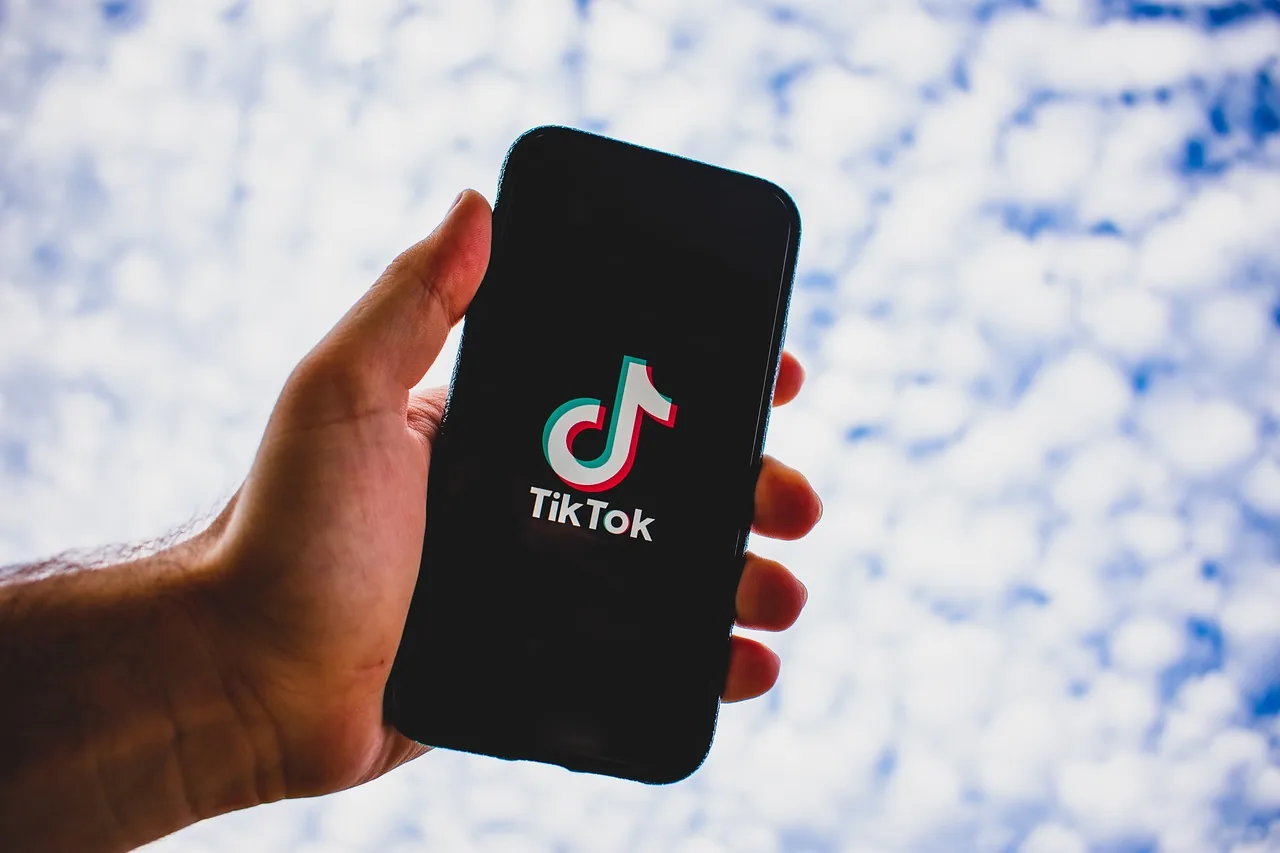 Smartphone affichant le logo TikTok