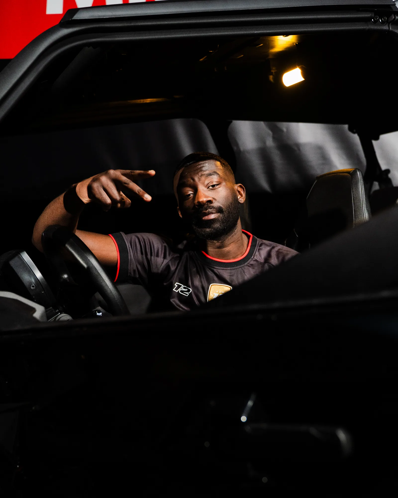 Chakal au volant d’une voiture