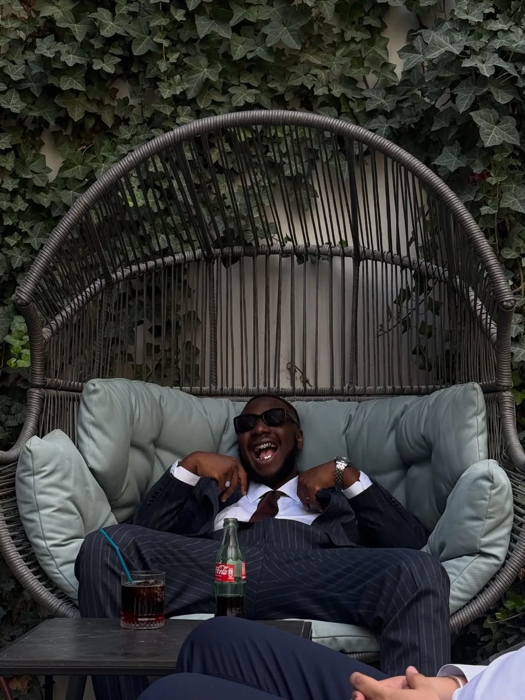 Decimo installé dans un fauteuil suspendu