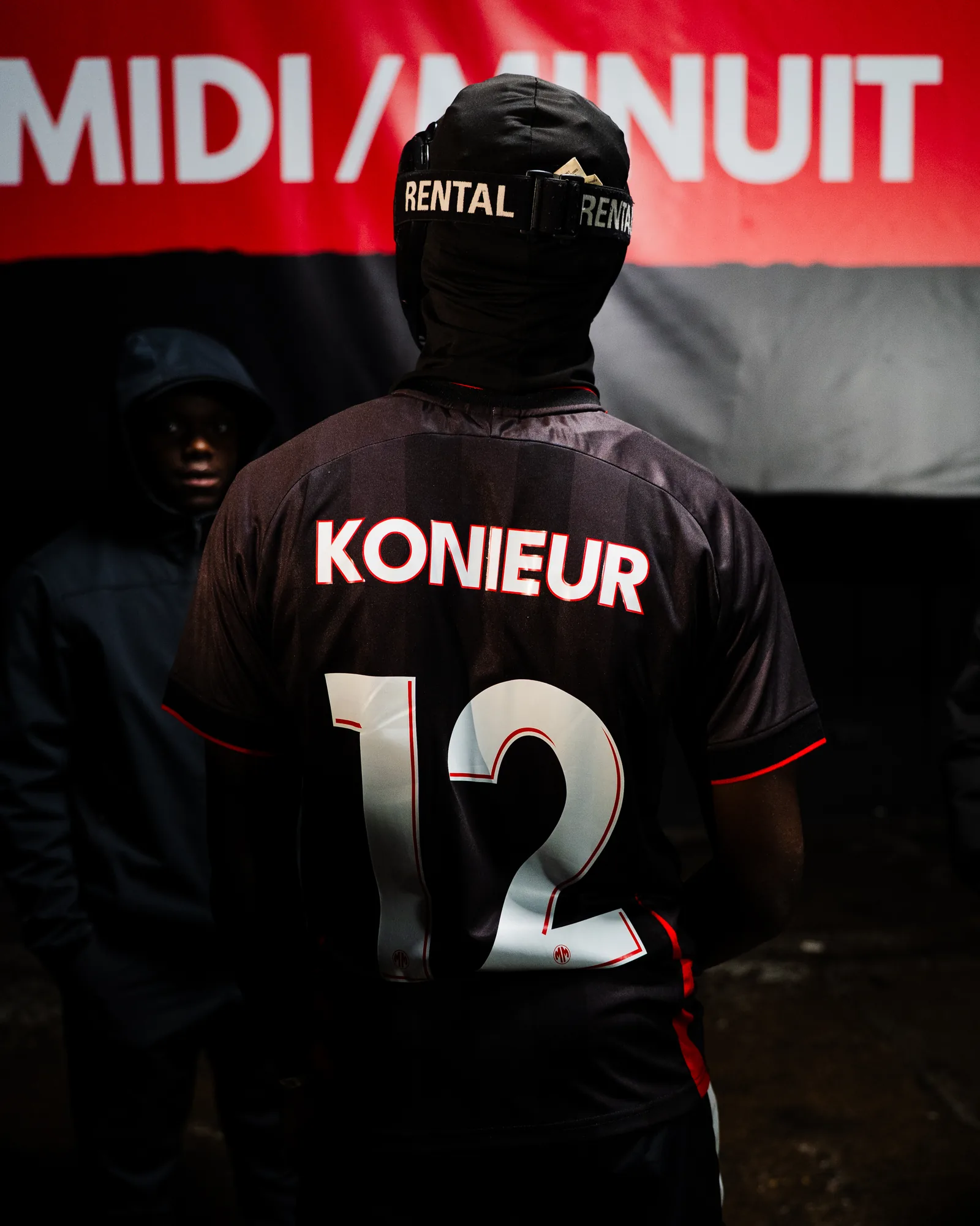Konieur de dos, maillot n°12 floqué à son nom