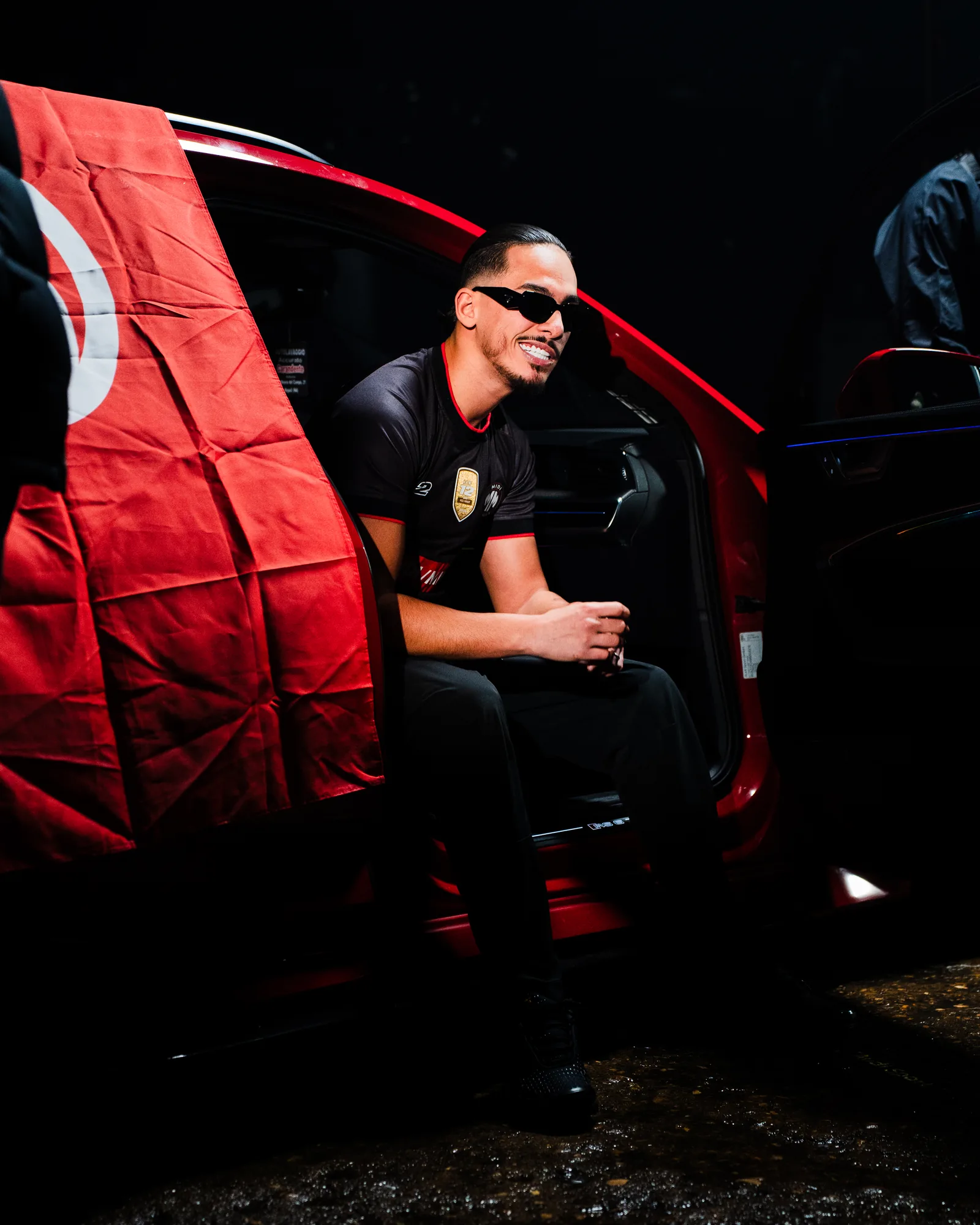Python Loco assis dans une voiture rouge