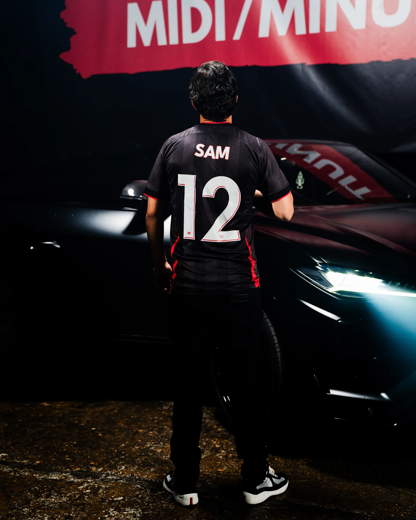 SAM de dos, maillot n°12 floqué à son nom