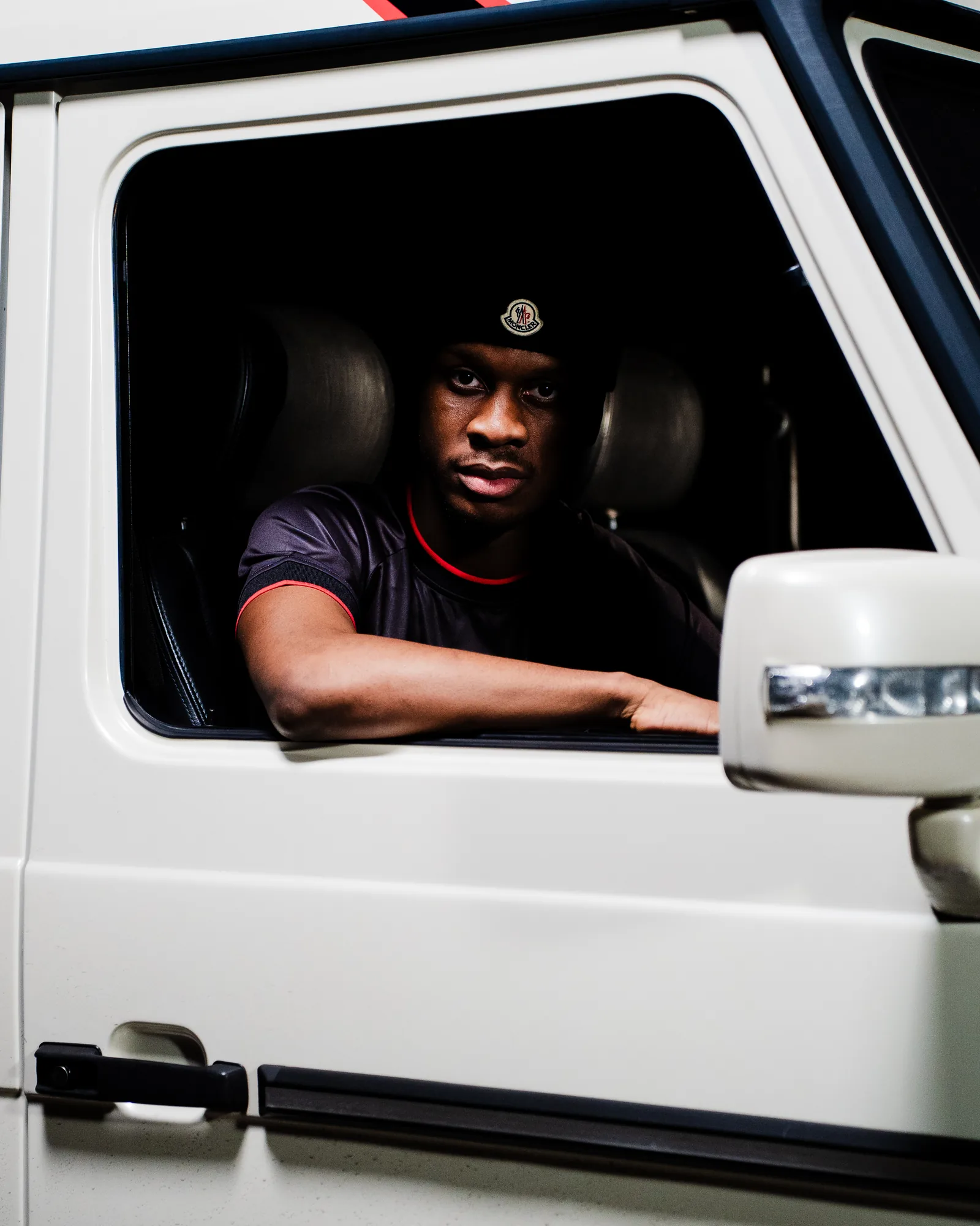 Tezz au volant d’un 4x4 blanc